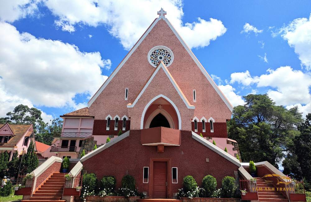 Chụp cháy máy tại nhà thờ Domaine De Marie, màu hồng mộng mơ