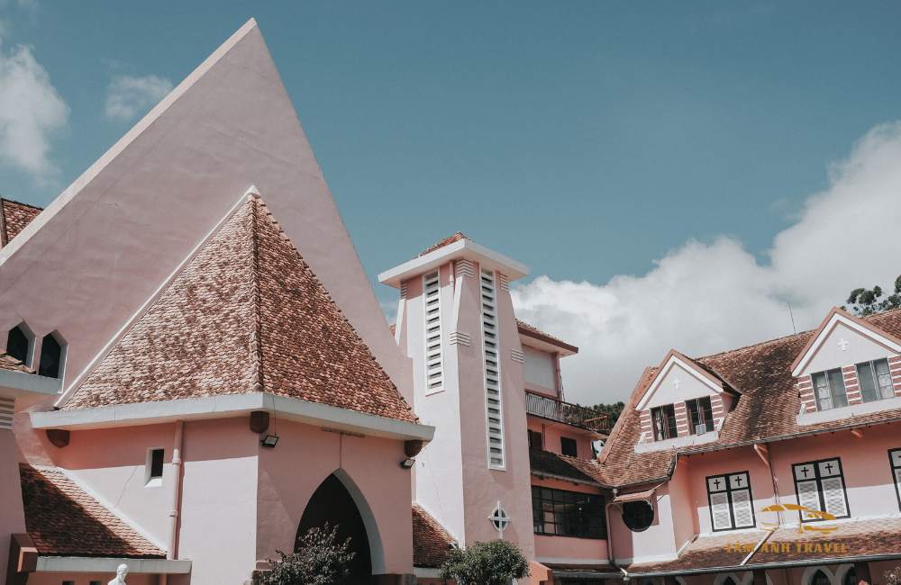 Chụp cháy máy tại nhà thờ Domaine De Marie, màu hồng mộng mơ