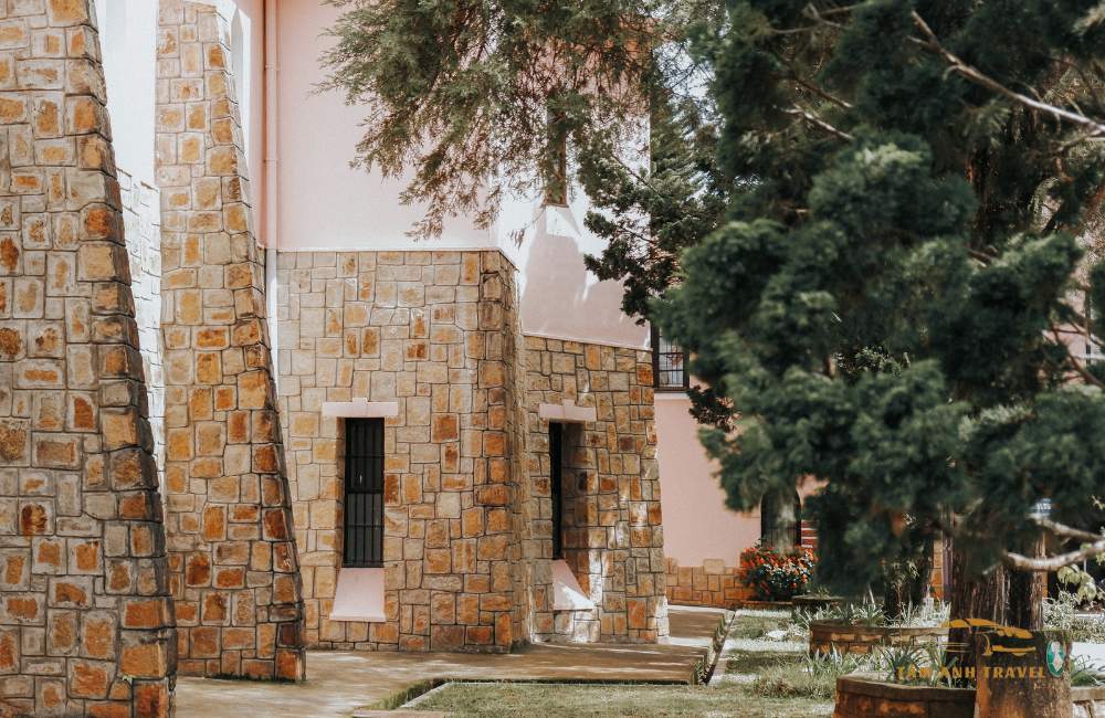 Chụp cháy máy tại nhà thờ Domaine De Marie, màu hồng mộng mơ