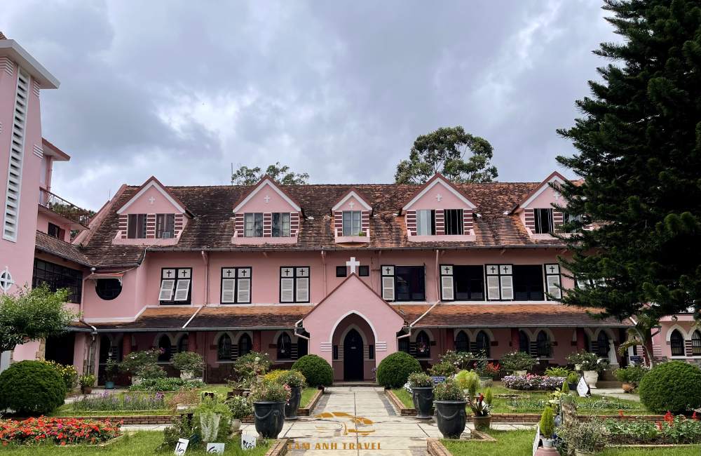 Chụp cháy máy tại nhà thờ Domaine De Marie, màu hồng mộng mơ