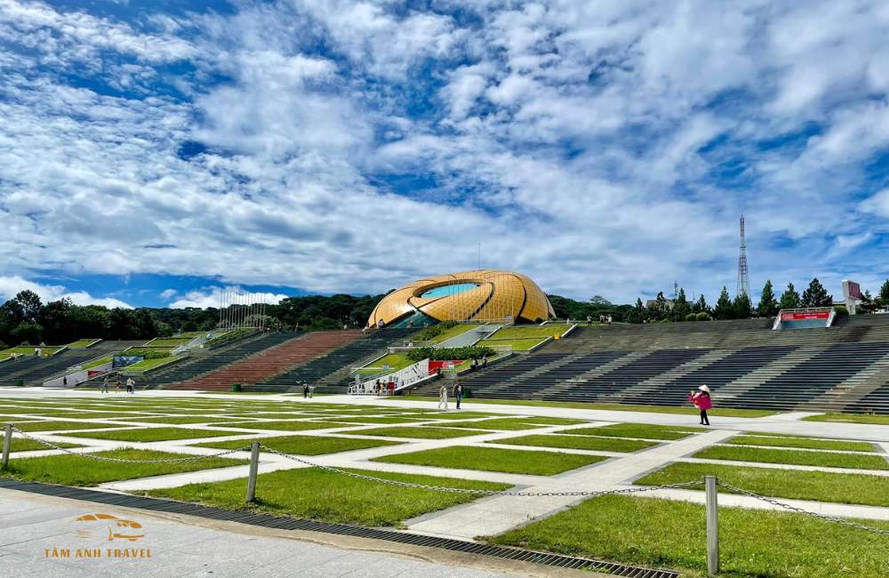 Chụp cháy máy tại nhà thờ Domaine De Marie, màu hồng mộng mơ