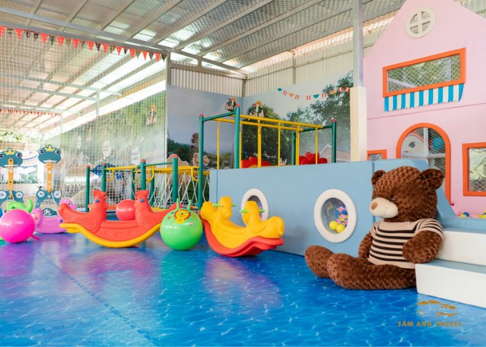 Quẩy banh nóc máng trượt cầu vồng tại Dapa Hill Đà Lạt
