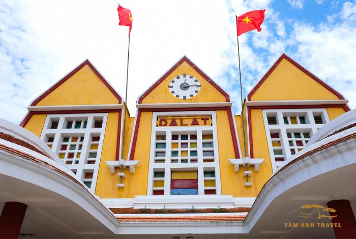 Ngỡ ngàng trước vẻ đẹp cổ kính của Ga Đà Lạt