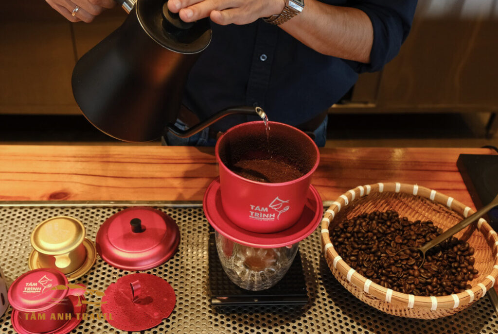 Đến Tám Trình Coffee thưởng thức cà phê và buffet chay