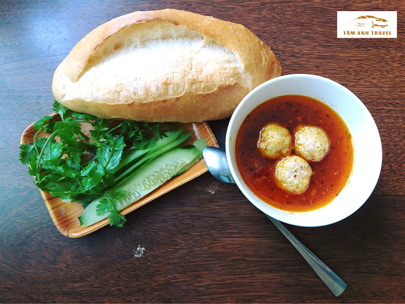 Quán bánh mì xíu mại Bà Năm Đà Lạt