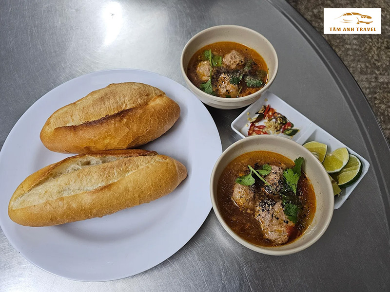 Quán bánh mì xíu mại Hồng Hoa Đà Lạt