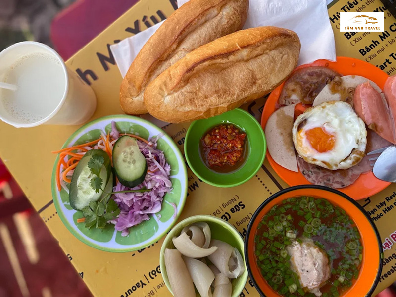 Quán bánh mì xíu mại Phúc Hân Đà Lạt