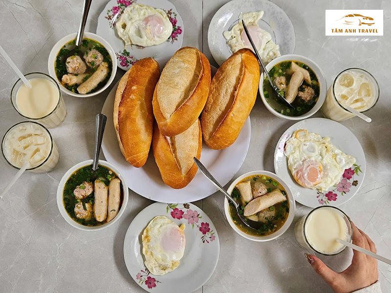 Quán bánh mì xíu mại Bà Thoa Đà Lạt