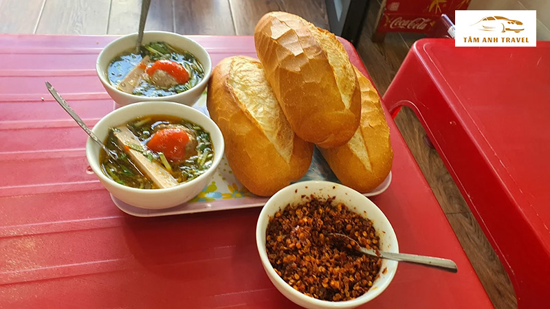 Quán bánh mì xíu mại Cô Hồng Đà Lạt