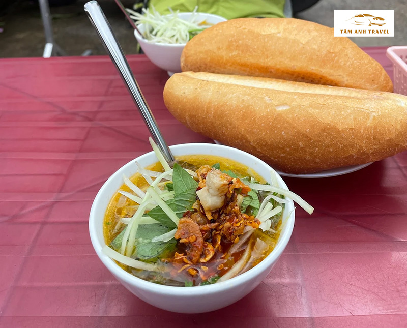 Quán bánh mì xíu mại cô sương Đà Lạt