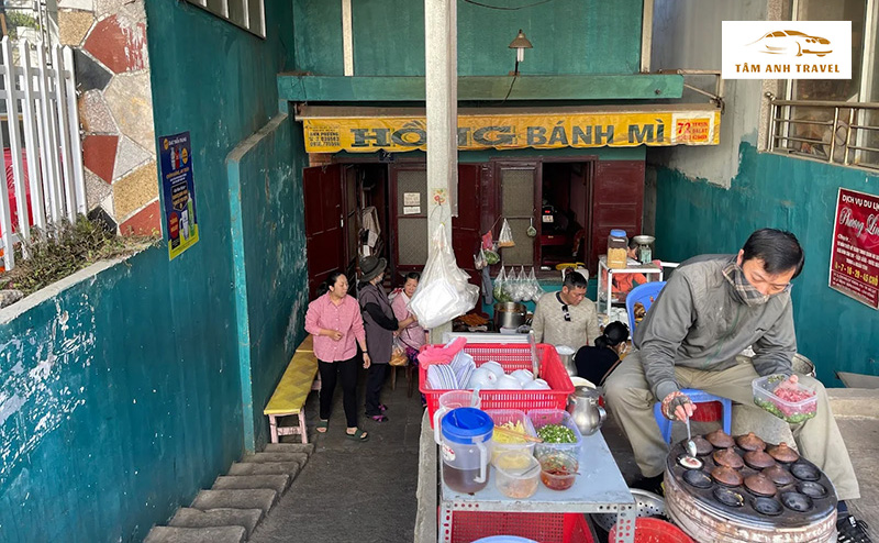 Không gian Quán bánh mì xíu mại cô Hồng Đà Lạt