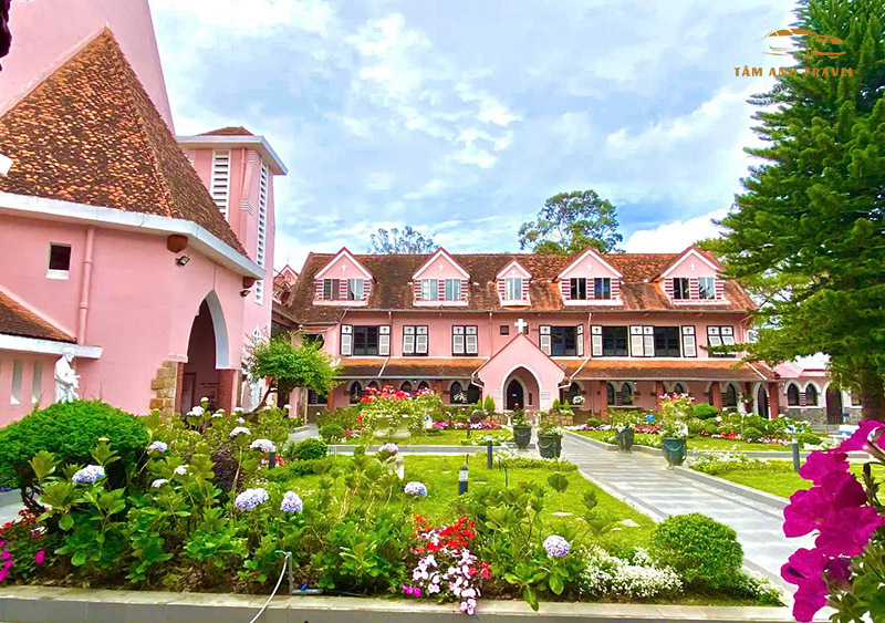 Khuôn viên Nhà thờ Mai Anh Đà Lạt