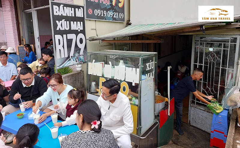 Quán bánh mì xíu mại Ri 79