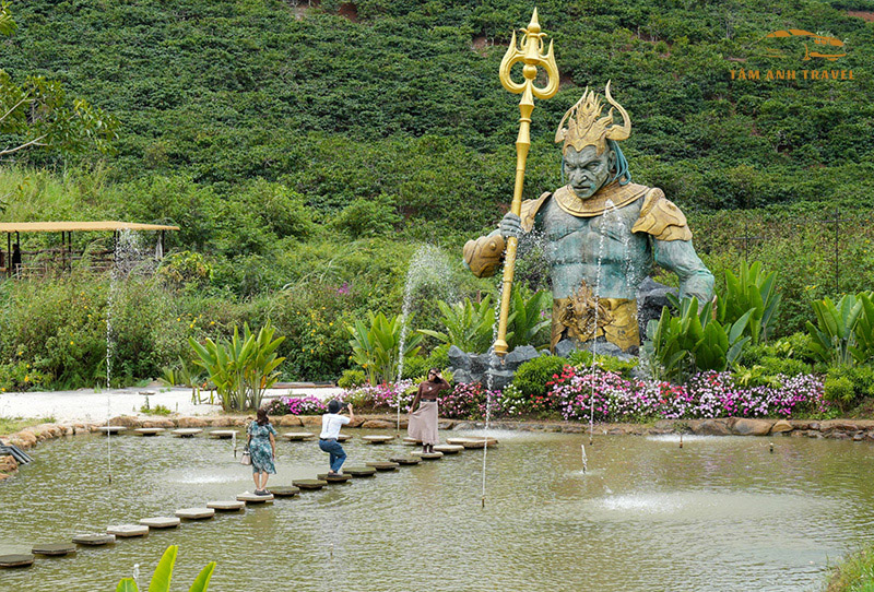 Tượng thần nước ở The God Valley Đà Lạt