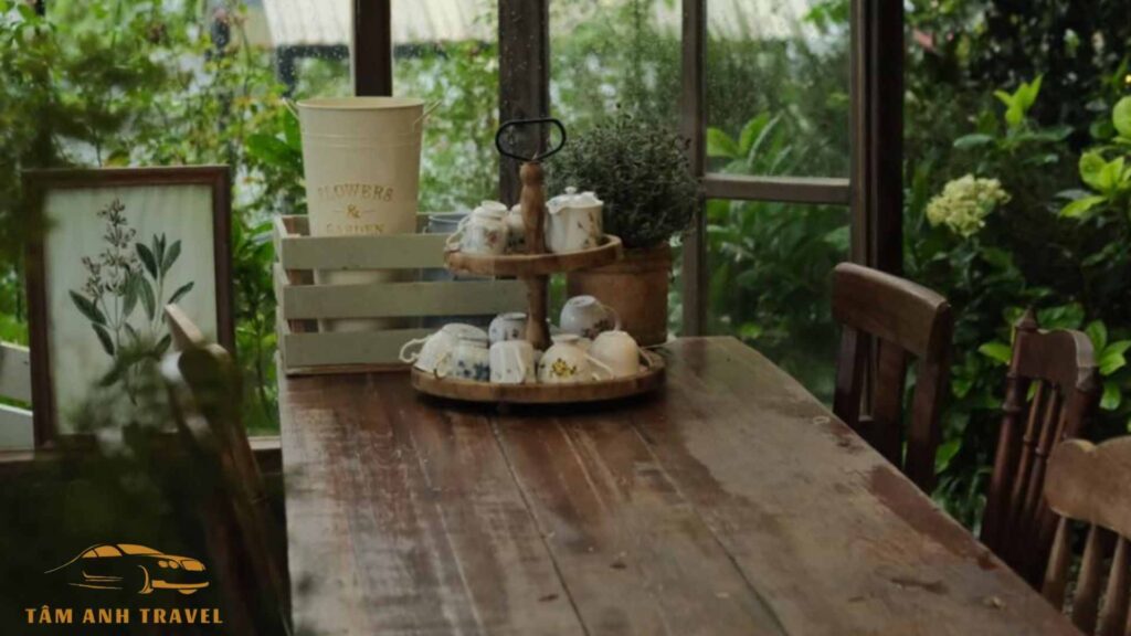 Bàn gỗ trong quán Cafe Khu vườn mùa hè