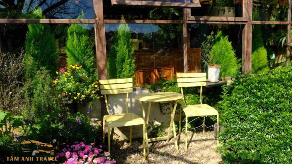 Bộ bàn ghế gỗ chụp ảnh trong quán Cafe Khu vườn mùa hè