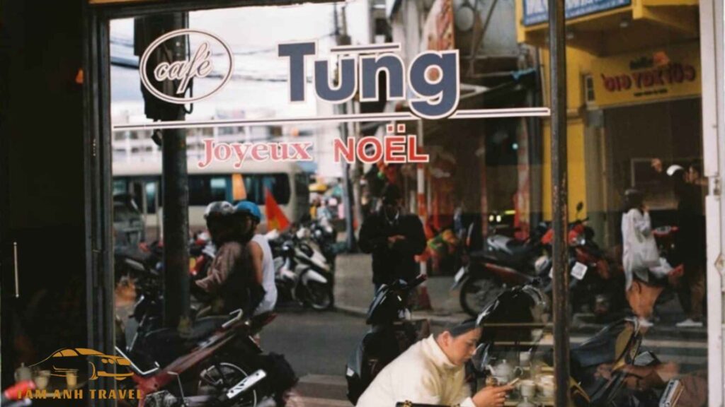 Trước cửa quán Cafe Tùng