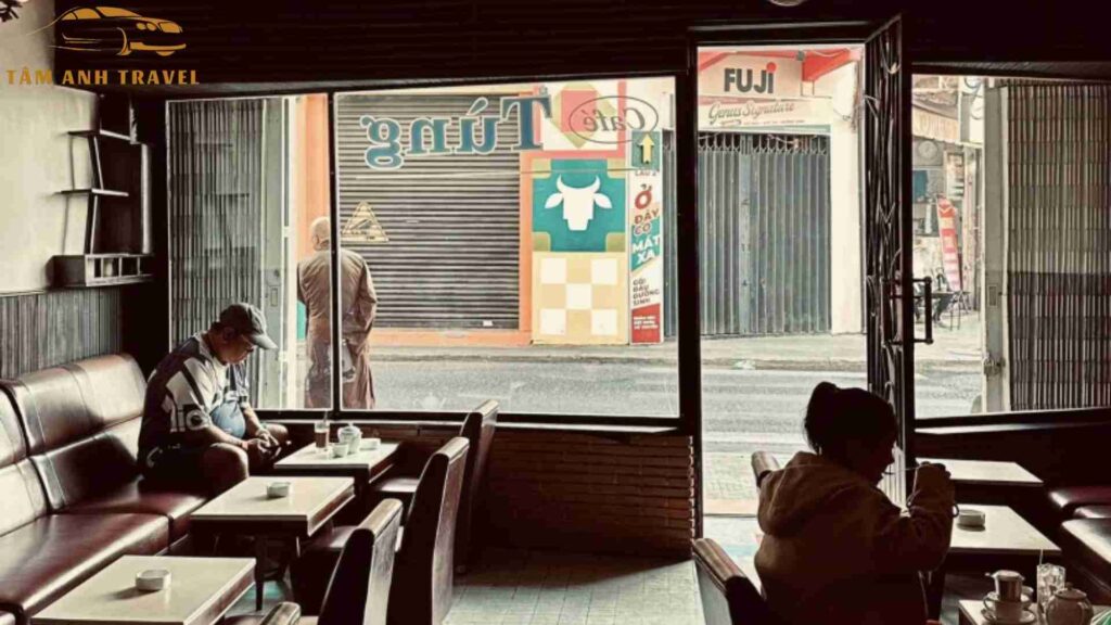 Không gian bên trong quán Cafe Tùng