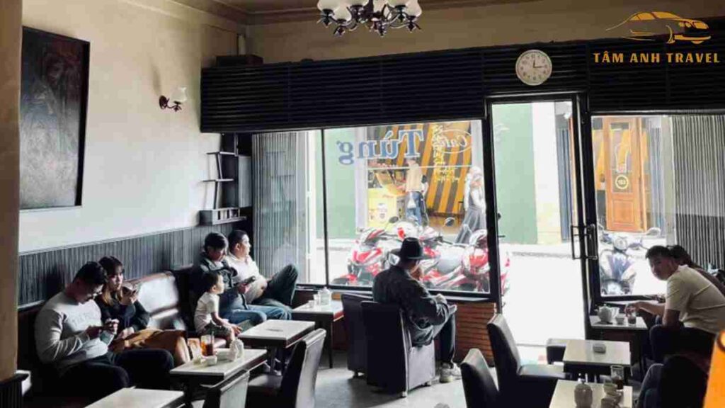 Khách hàng đến uống cà phê ở quán Cafe Tùng