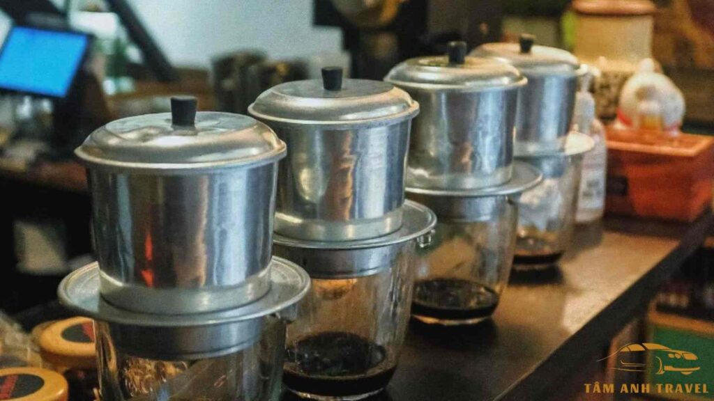 Ly cà phê được pha bằng phin tại quán Cafe Tùng