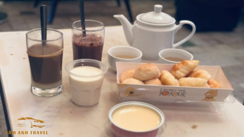 Set đồ uống và bánh ngọt của quán Cafe Tùng