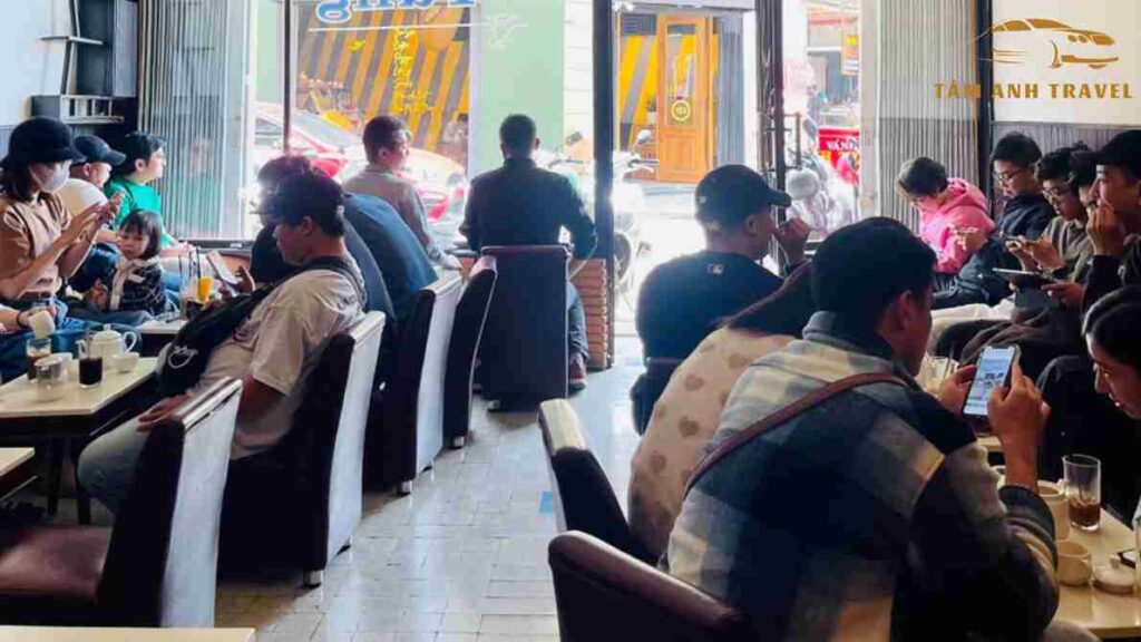 Khách hàng đến uống cà phê tại quán Cafe Tùng