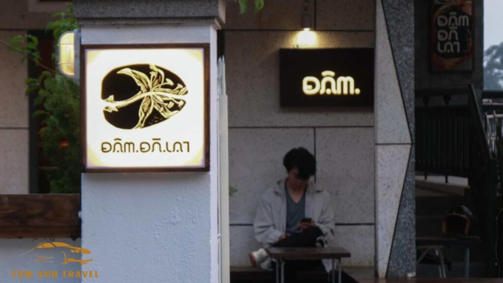 Cửa quán Đậm Đà Lạt Coffee Roasters