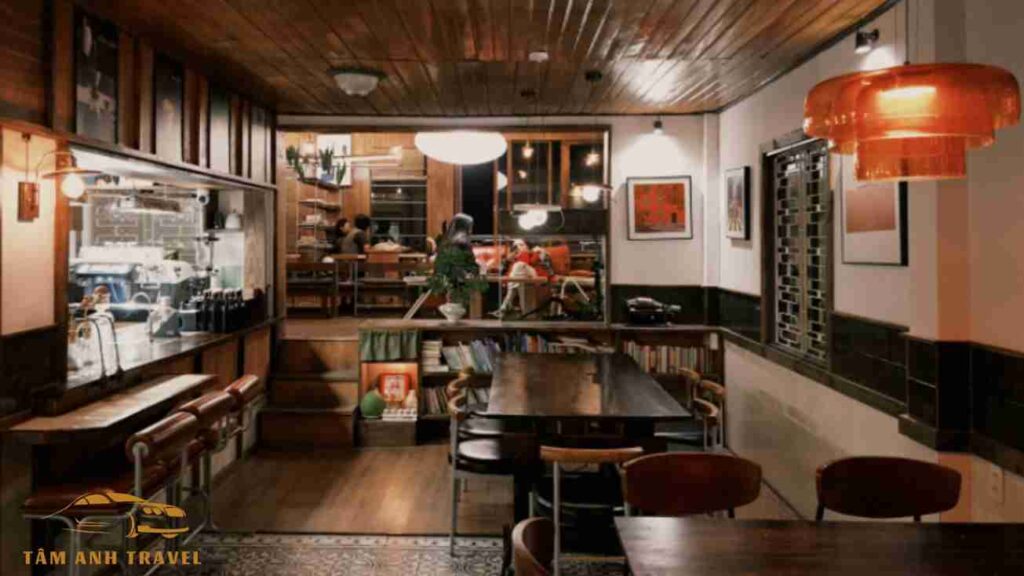 Không gian bên trong của quán Đậm Đà Lạt Coffee Roasters