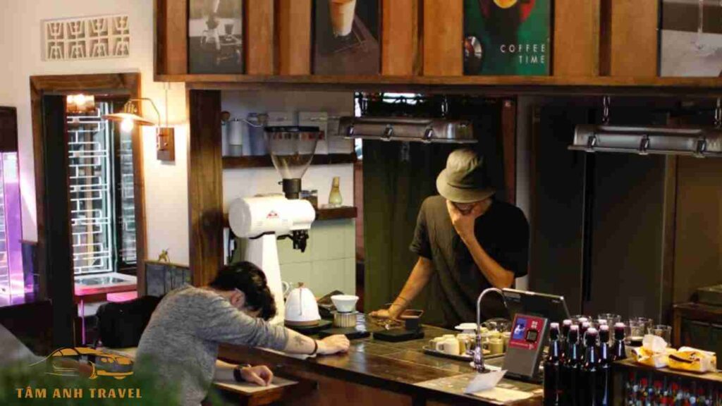 Không gian quầy pha chế bên trong quán Đậm Đà Lạt Coffee Roasters