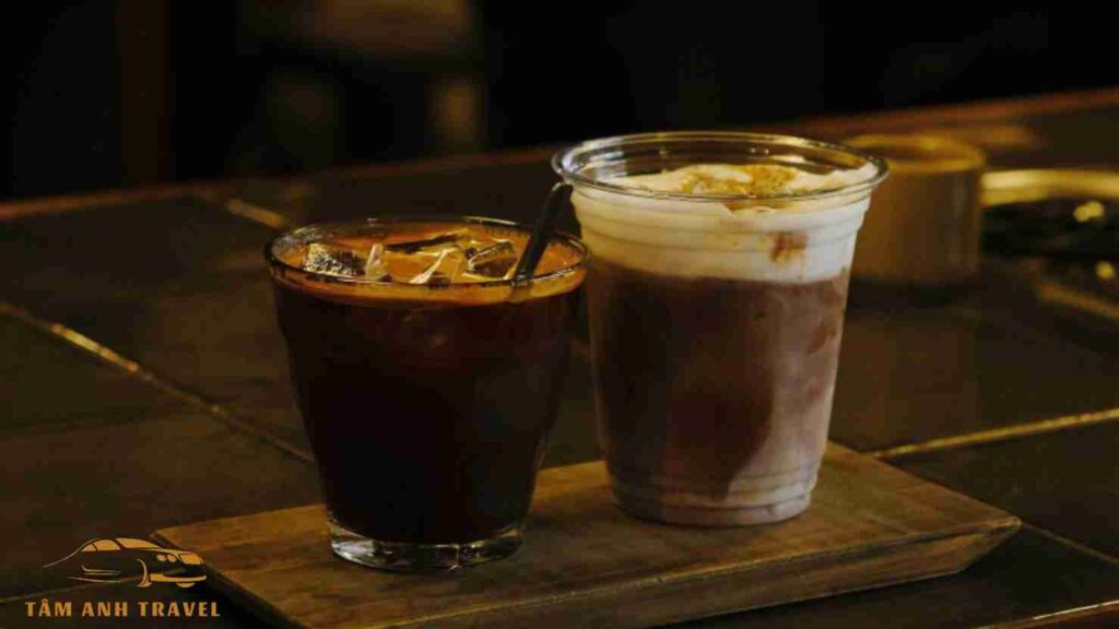 2 ly cà phê của quán Đậm Đà Lạt Coffee Roasters