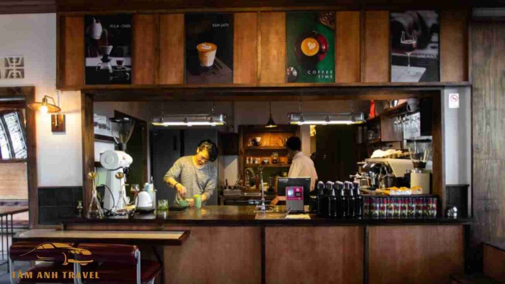 Không gian quầy pha chế của quán Đậm Đà Lạt Coffee Roasters
