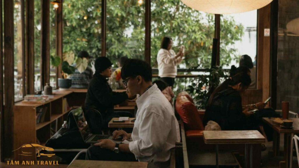 Khách hàng đến uống cafe ở quán Đậm Đà Lạt Coffee Roasters