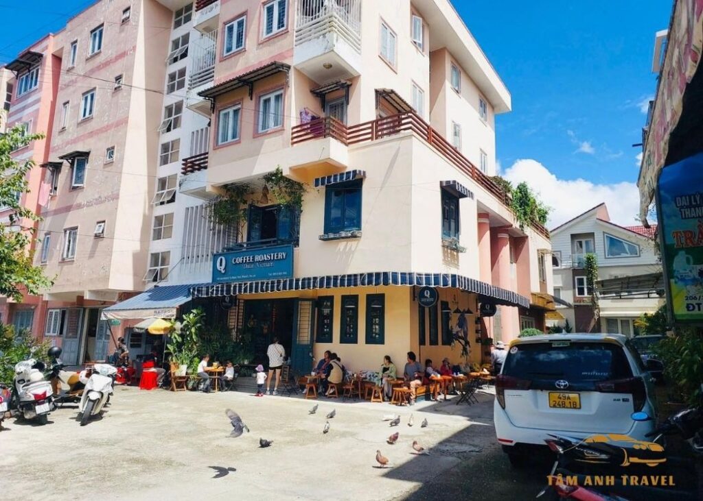 View bên ngoài tại Q Coffee Roastery Dalat
