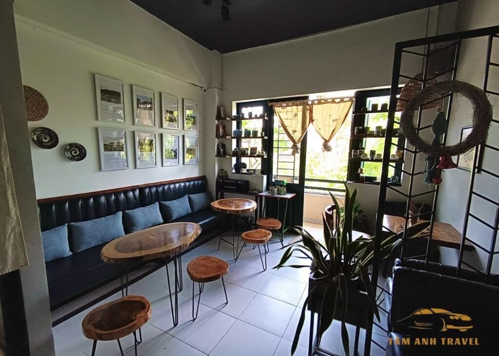 Không gian bên trong tại Q Coffee Roastery Dalat
