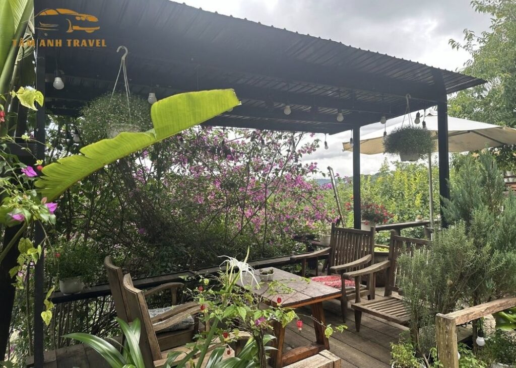 Tiệm cà phê Dốc Hồng
